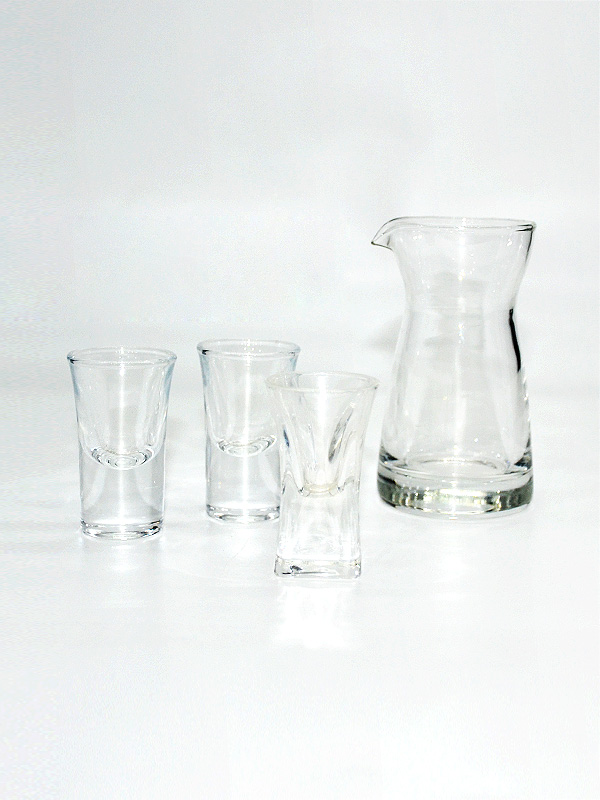 晶白料玻璃分酒器