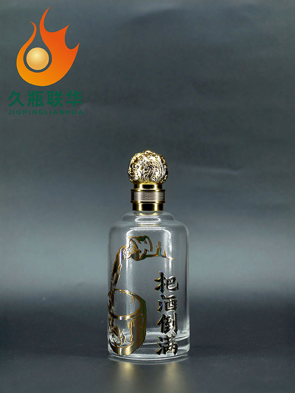把酒倒?jié)M晶白料酒瓶